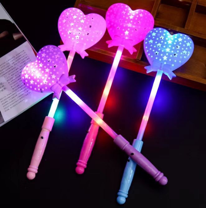 2024 juguetes luminosos, una gran colección de palos de cuatro secciones, palos de luz de concierto, sombreros brillantes, anillos, tirachinas, flechas voladoras, etc.