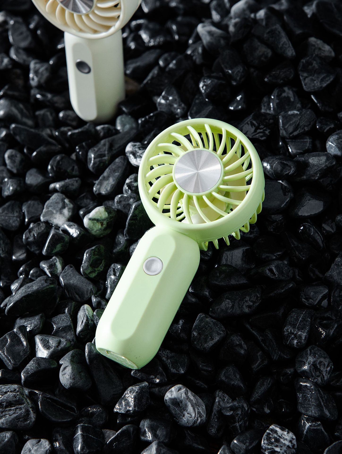El pequeño ventilador de CD aprende el alto valor facial, el modelo de carga USB portátil mini bolsillo colgante eléctrico es pequeño. image 9