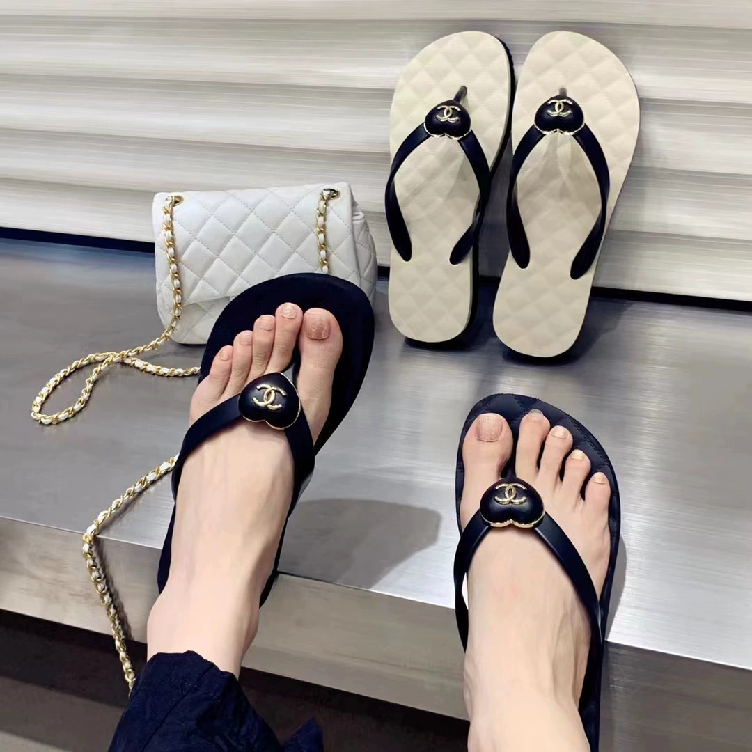 Новые шлепанцы Zhetao в европейско-американском стиле, черные и золотые, с двойной C-образной осью, металлическими заклепками, резиновой подошвой с противоскользящим покрытием и толстой подошвой.