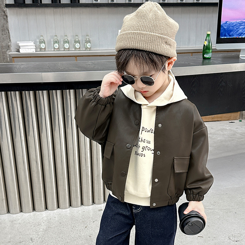 브라운 가죽 재킷과 스웨트셔츠