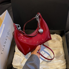 高級感漆皮亮面小眾包包女2024新款洋氣百搭斜挎包單肩腋下小方包