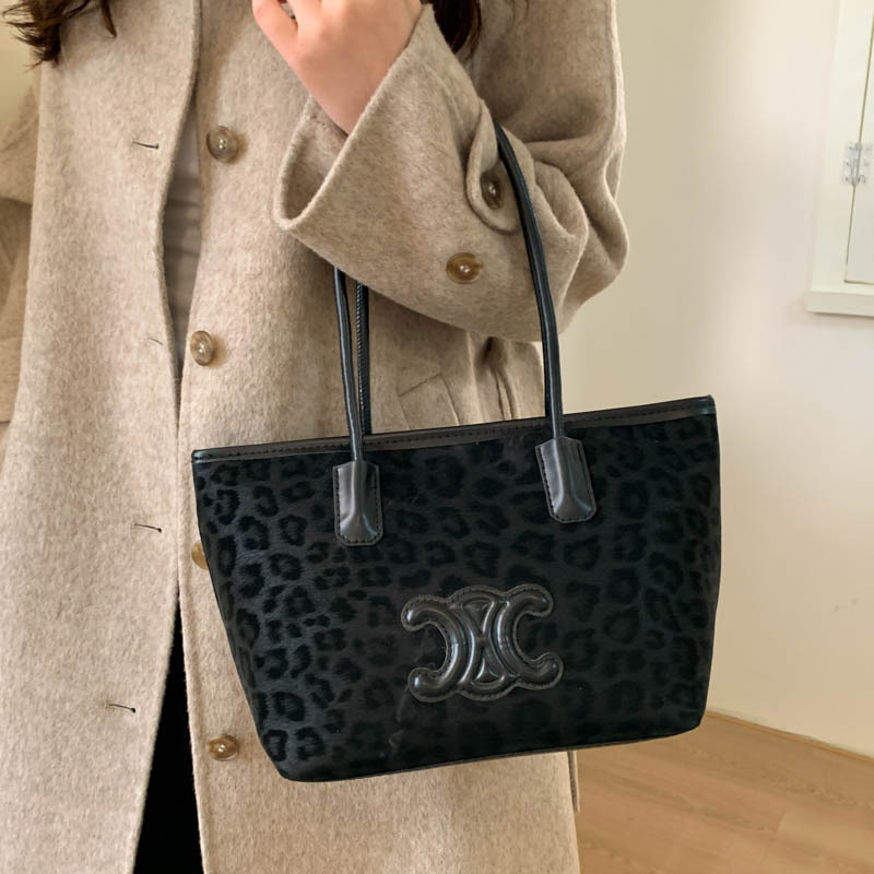 2026 bolsas de leopardo de color sólido, bolsas de gran capacidad de trabajo, bolsas de viaje, bolsas de hombro de diseño de nicho, ocio, versátil