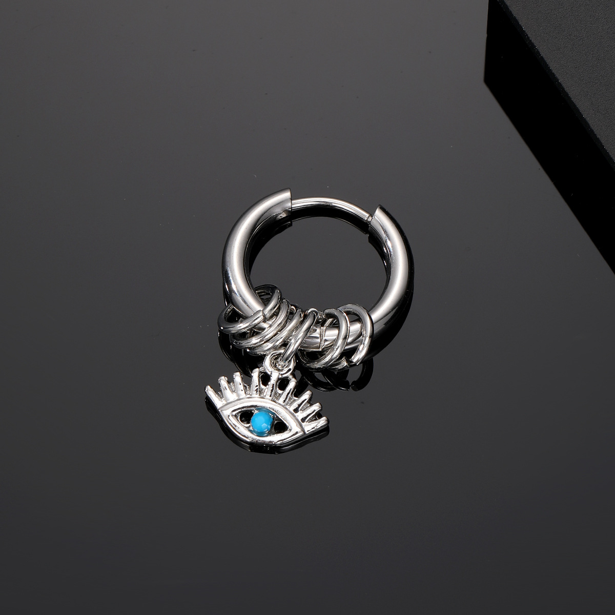 Brinco de argola masculino estilo punk retrô europeu com design único, em aço inoxidável, com formato geométrico de lua e cravejado de diamantes, com olho grego._voghion.com