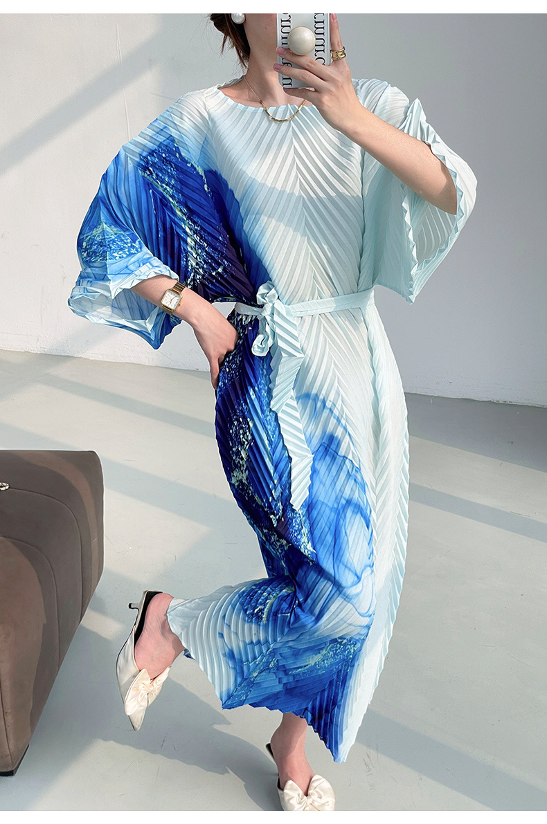 Váy maxi xếp ly in họa tiết cao cấp, chít eo thon gọn, phong cách thanh lịch — Màu xanh lam chi tiết 6