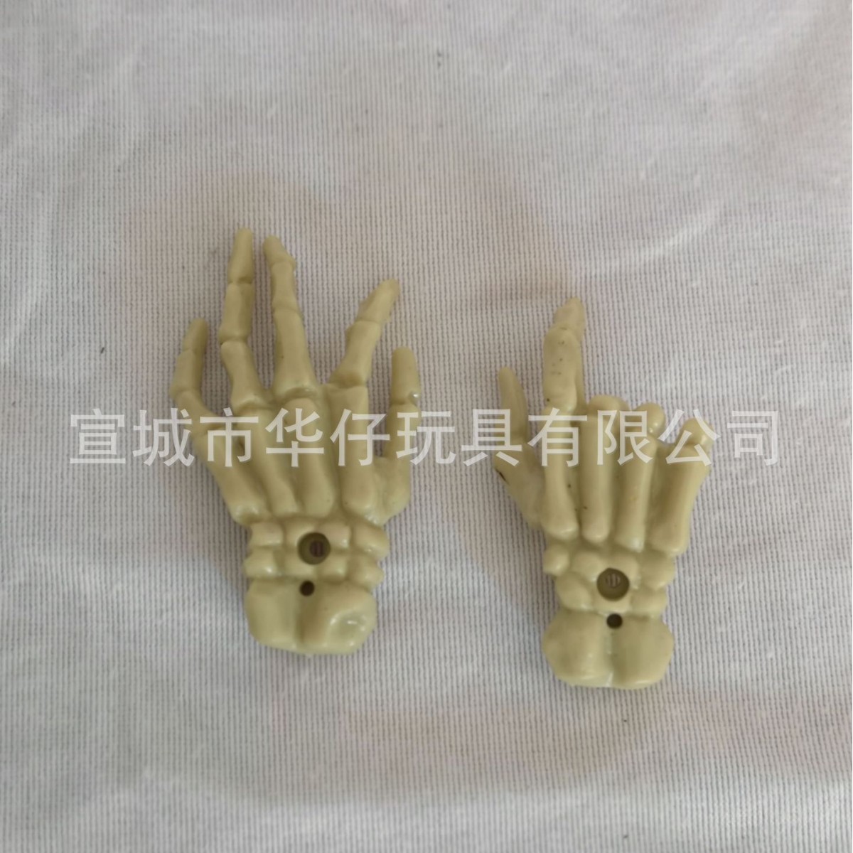 Halloween skull claw horror decoration props for haunted houses, escape rooms, bars, prank ornaments, and hand bones.