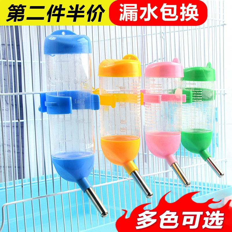 Кролики используют питьевую воду, чтобы накормить питья Тоторо