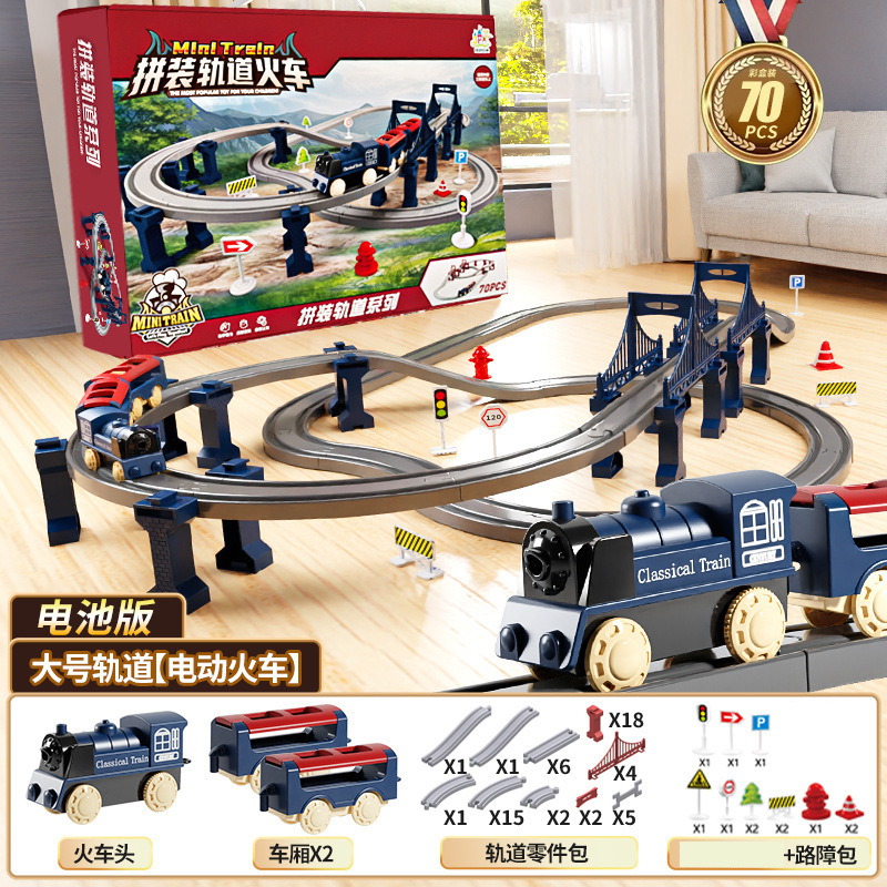 国境を越えた電気高速鉄道の電車は軌道を持っている男の女の子が模型を組んで車のおもちゃの誕生日プレゼントをシミュレートした