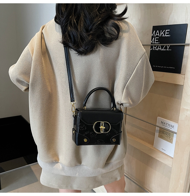 Korean-style fashionable color-blocking small square handbag with a high-quality feel, a new summer 2025 stylish and versatile women's crossbody bag undefined