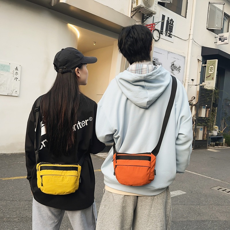 日系街头运动纯色小方包女新款轻便休闲多口袋斜肩包男潮手机挎包