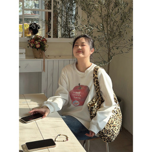plus size Women's American Style White Hoodless Pullover Sweat Women's Spring and Autumn Vintage Niche Apple Print Long Sleeve Top