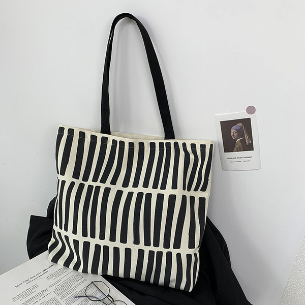 Design capacious one-shoulder bag