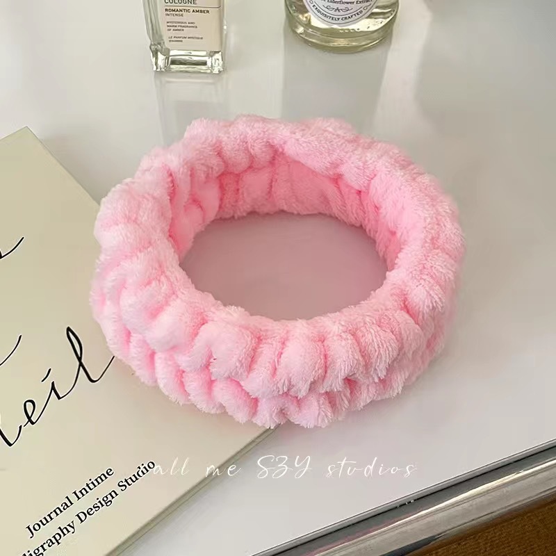 顔を洗って髪を洗って新型の少女の韓国の化粧をつけてマスクの専用のカチューシャをつけます。