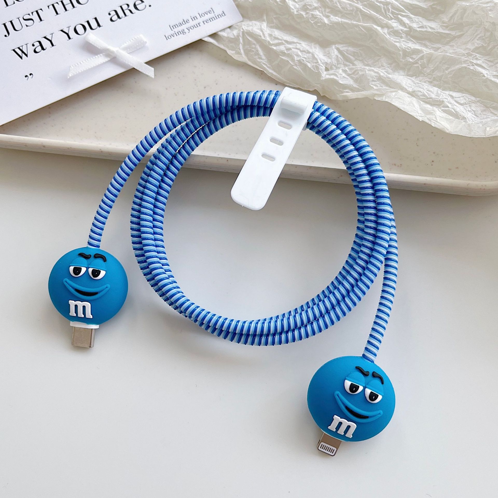 Amazon cartoon cable de datos cubierta adecuada para Apple Android cable de datos de carga rápida cuatro piezas en stock al por mayor