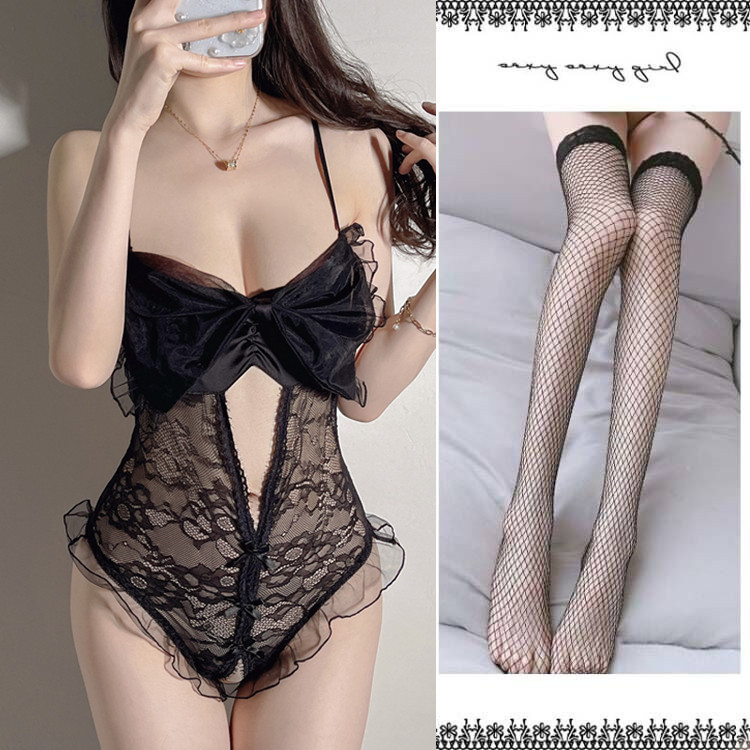 검은색 점프수트 + 검은색 망사스타킹