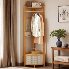 室内の角の服の帽子はハンガーを掛けます。