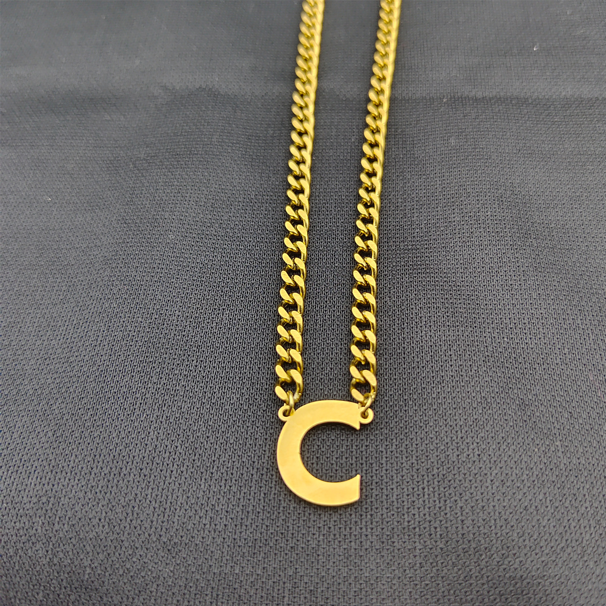 Collar de cadena cubana de acero inoxidable estilo hip-hop con apellidos europeos y americanos, colgante de letra mayúscula de oro de 18K con 26 letras.