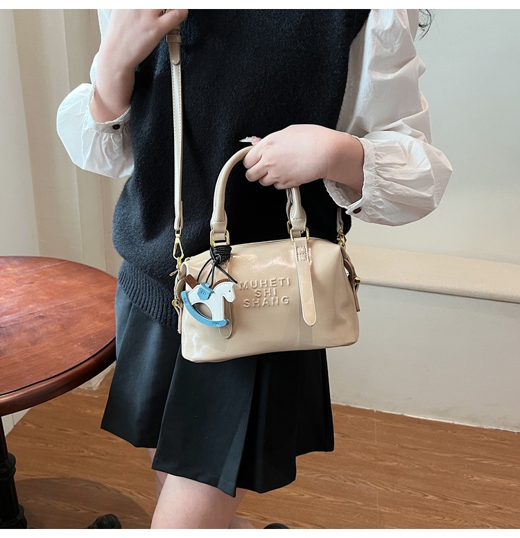 Casual and simple hand-held pillow bag for women, 2025 new style, fashionable and trendy, niche single-shoulder crossbody bag for work and commuting undefined