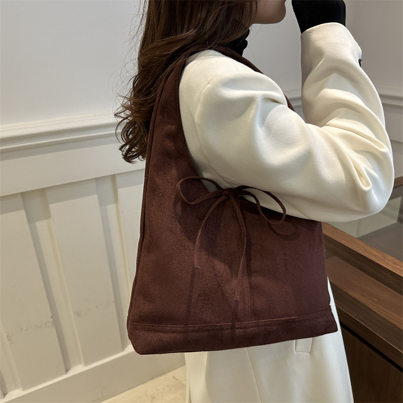 2024 nuevo estilo simple de moda de peluche, bolso de moda, bolso de hombro de gran capacidad, retro otoño y invierno, bolso de brazo.