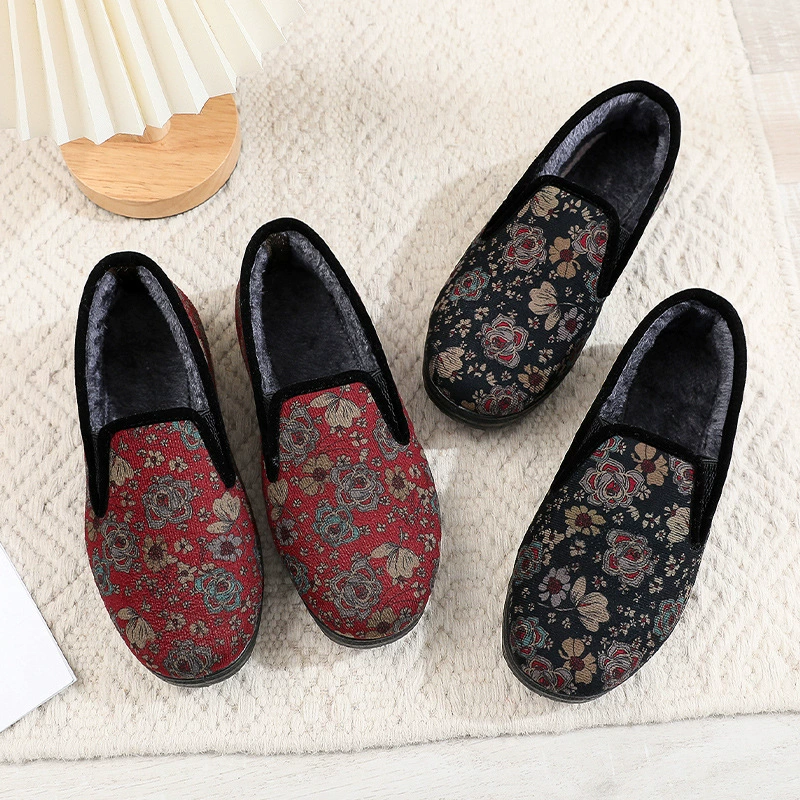 Зимние старые пекинские тканевые туфли для женщин, хлопчатобумажные туфли для людей среднего и пожилого возраста, нескользящая мягкая подошва, утолщенная и теплая бабушка на флисовой подкладке.