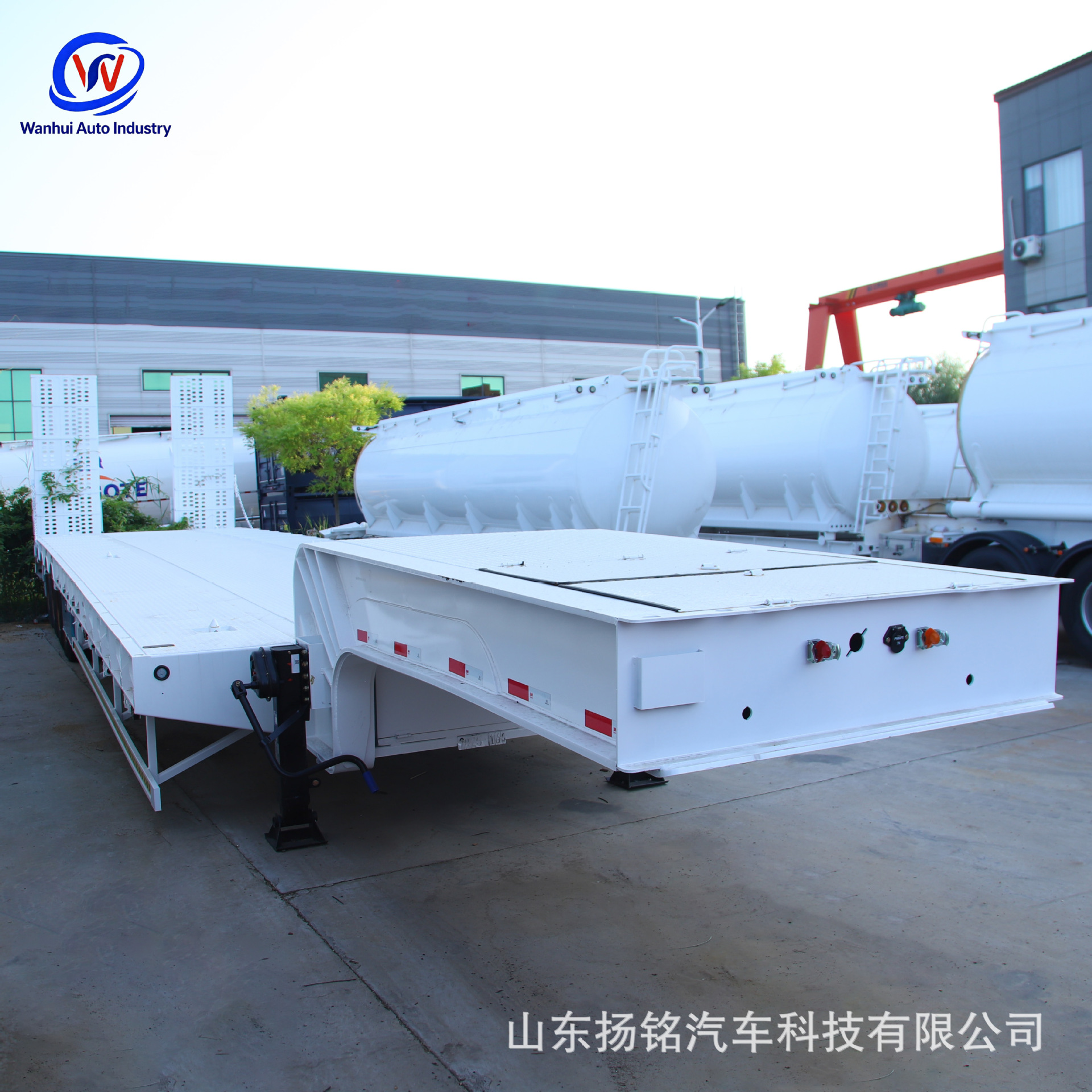 Lightweight Three-Axis Flatbed Semi-Trailer, Port Logistics Container Flatbed Trailer, Heavy-Duty Cargo Flatbed Trailer