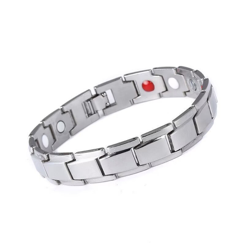 Серебряная цепочка длиной 21,5 см, шириной 1,3 см, весом около 35 граммов.