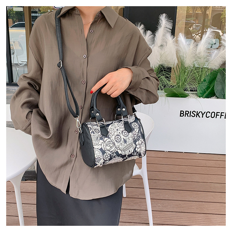 Femmes Moyen Faux Cuir Crâne Élégant De Base Style Classique Forme D'oreiller Fermeture Éclair Sac D'épaule Sac À Main Sac Bandoulière display picture 1