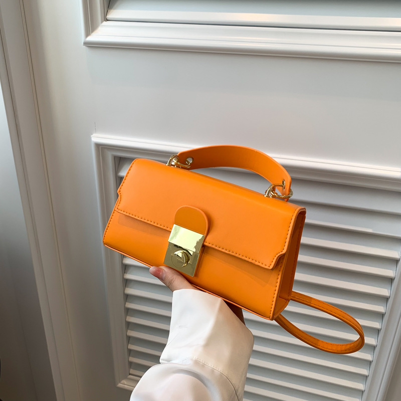 2025 primavera nuevo temperamento diseño de moda estilo extranjero textura simple mochila de hombro bolso de bloqueo de mano color caramelo