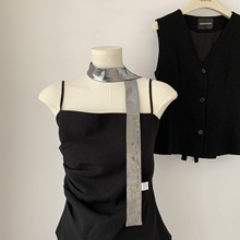 原创设计穿搭界的高手～液态银系细长丝巾领带腰带系法辣妹推荐款