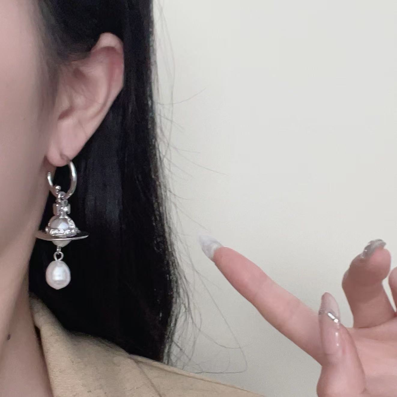 Classic three dimensional earrings drop-shaped from pearl with…
