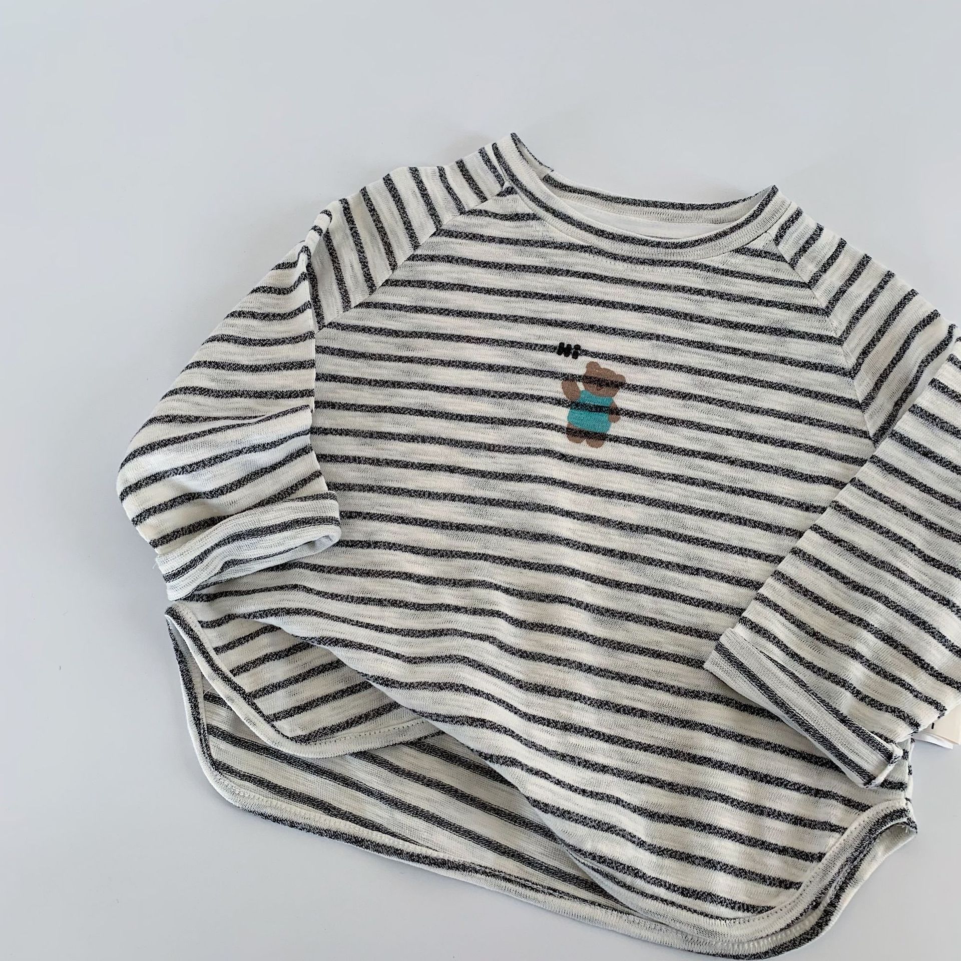 Camiseta infantil Mai Bao2025 otoño niñas y niños adorables camisetas a rayas de oso casuales versátiles nuevas camisetas de manga larga