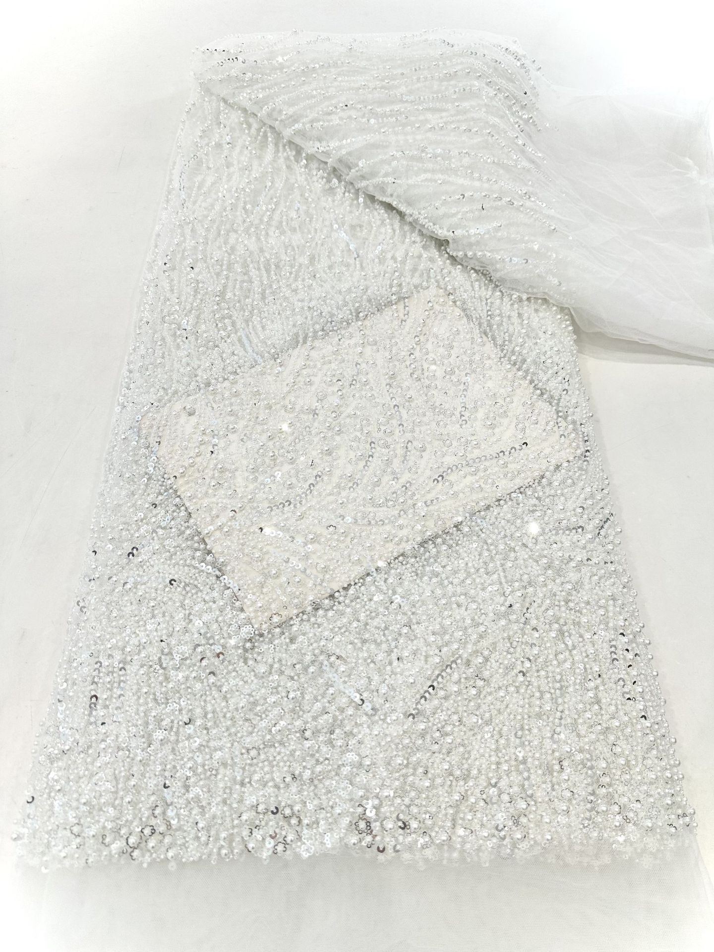 Tela de encaje bordada, bordado pesado con cuentas grandes y patrones florales por todas partes, base de malla de encaje con bordado de tubo de cuentas, tela para vestido de novia.