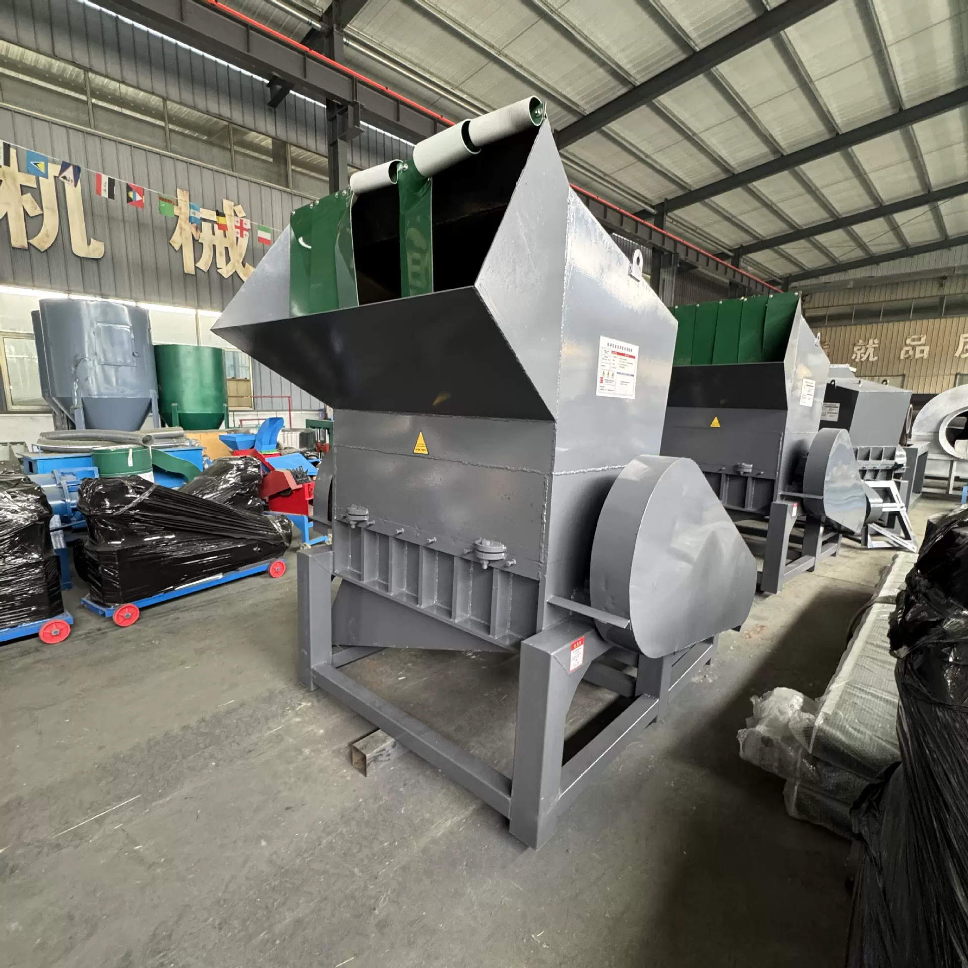 大型工业塑料薄膜轮胎矿泉水瓶黑筐粉碎机塑料瓶垃圾海绵破碎机