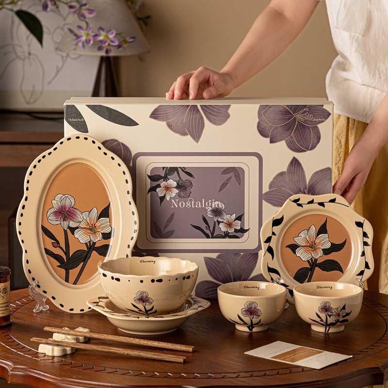 Retro lily of the valley ceramic tableware set, a beautiful and stylish set of bowls and plates for home use, perfect as a housewarming gift, and comes in an exquisite gift box Retro lily of the valley ceramic tableware set, a beautiful and stylish set of bowls and plates for home use, perfect as a housewarming gift, and comes in an exquisite gift box