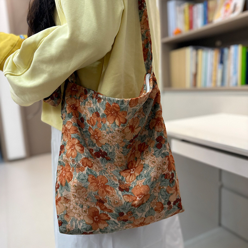 Retro Flower Shoulder Bag for Women Commuting to Work Brown Large-Capacity Shopping Bag Daily Matching Versatile Crossbody Bag