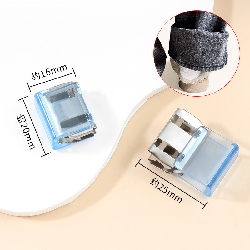 ズボンの裾が床を引きずることを防止する神器のズボンはジーパンのワイドパンツを挟みます。|undefined