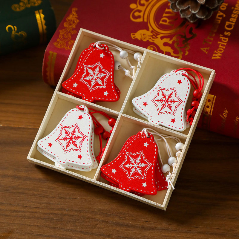 木製のクリスマスのペンダントクリスマスツリーのペンダントクリスマスの小さなプレゼントの木箱はクリスマスの装飾品を飾っている|undefined