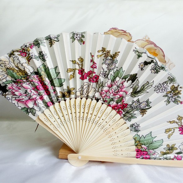 Hay en stock Changsha regalo ventilador 21cm estilo japonés bambú seda ventilador color primario hueso satén paño ventilador