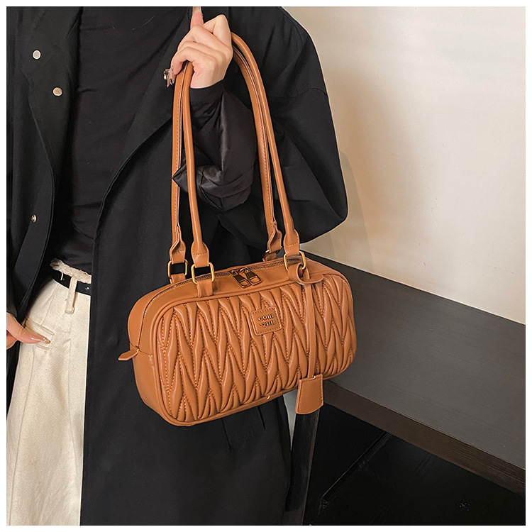 Retro bag for women, large capacity, new 2024 autumn and winter versatile, niche design, single-shoulder underarm bag, commuting pillow bag undefined