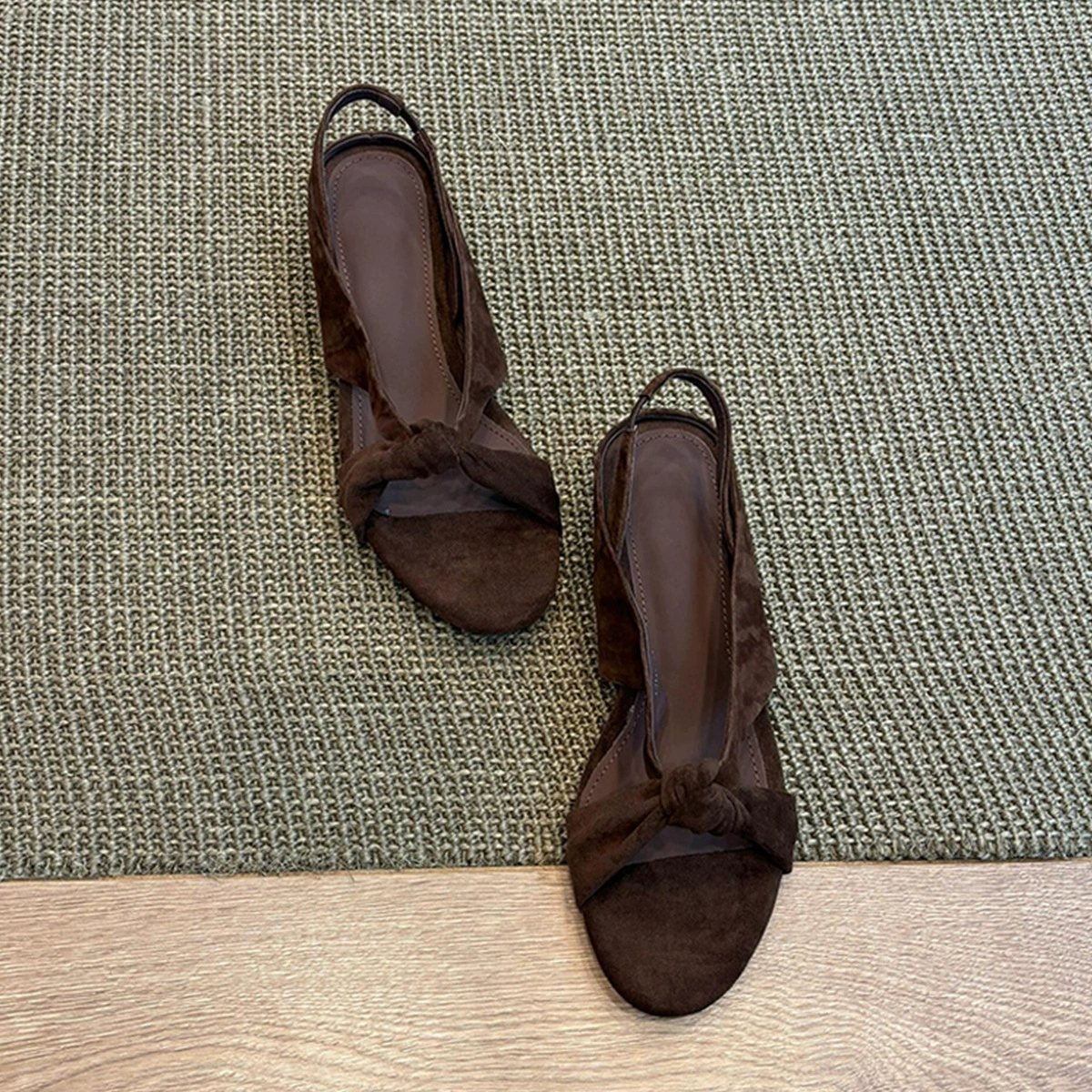 Женские сандалии на танкетке с открытым и закругленным носком, перекрестными ремешками, нишевого дизайна, универсальные римские сандалии