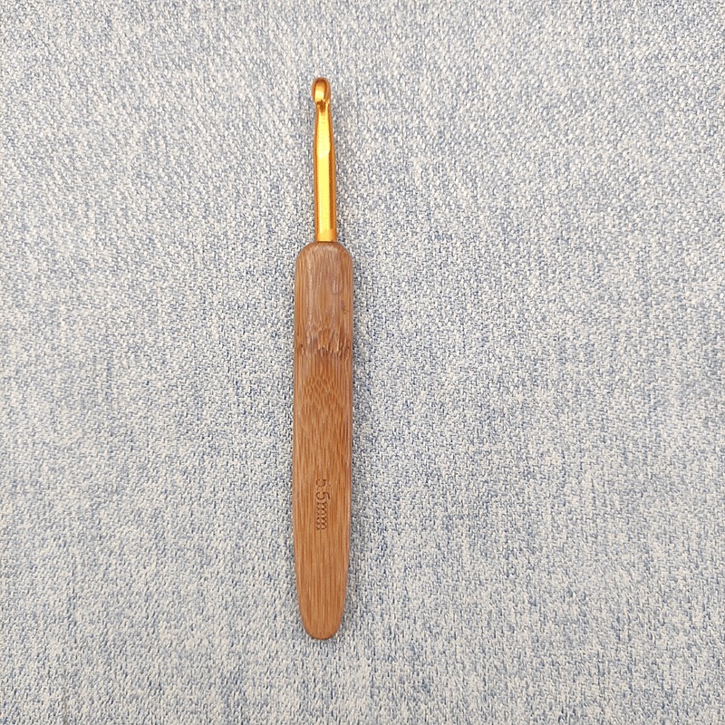 Cabeza dorada de ganchillo con mango de bambú profundo 5.5