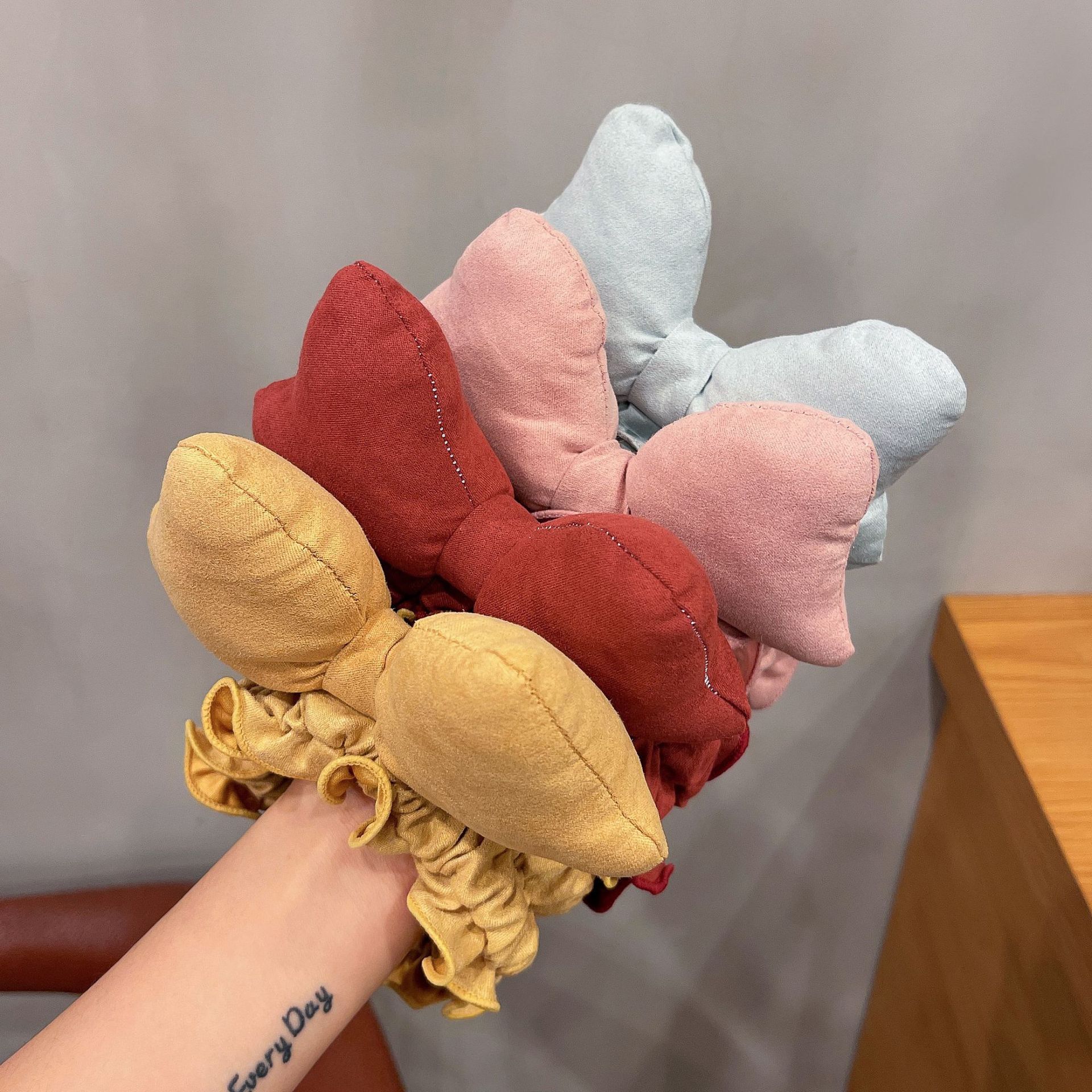 Three dimensional hairgrip with bow