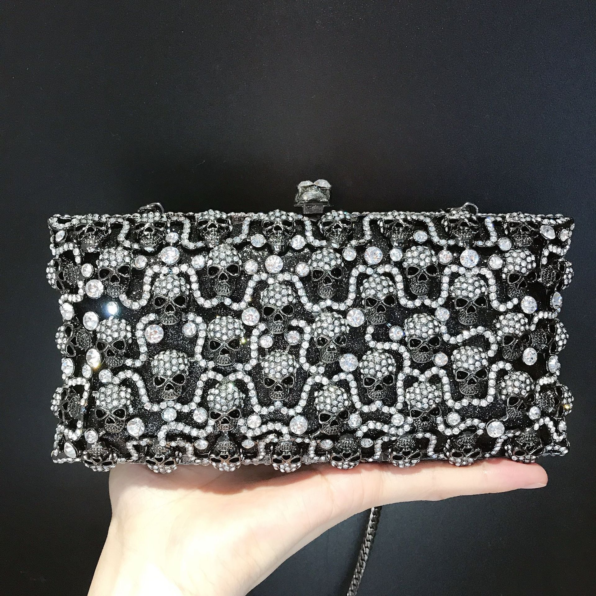 Túi clutch dạ tiệc hộp cứng đính đá hình đầu lâu — Màu đen