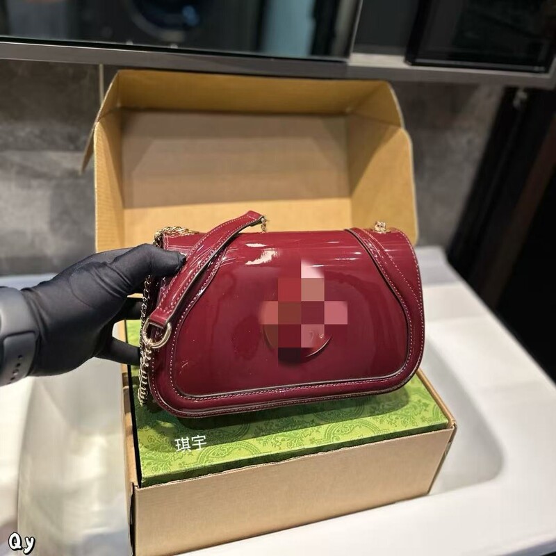 Gucci 24 Early Autumn New Patent Leather Flap Bag with Large Logo, Horizontal Style, High-Quality Shoulder Underarm Bag, Real Photos Available for Cross-Border Sale Gucci 24 Early Autumn New Patent Leather Flap Bag with Large Logo, Horizontal Style, High-Quality Shoulder Underarm Bag, Real Photos Available for Cross-Border Sale