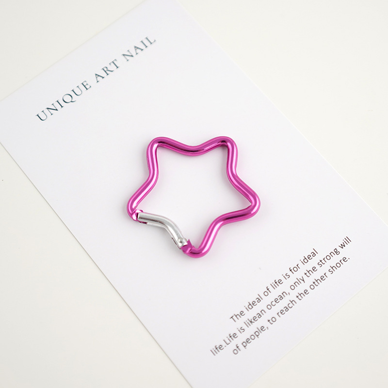 バックパックにフックを掛けて登山ボタンを掛けます。