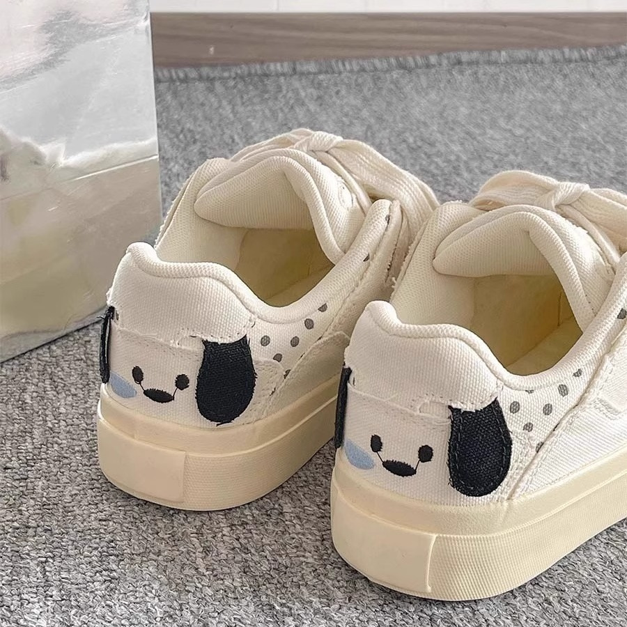 Zapatos blancos de suela gruesa para mujeres, primavera y verano de 2025, nuevos zapatos de skate casuales lindos zapatos de pan para perros para mujeres