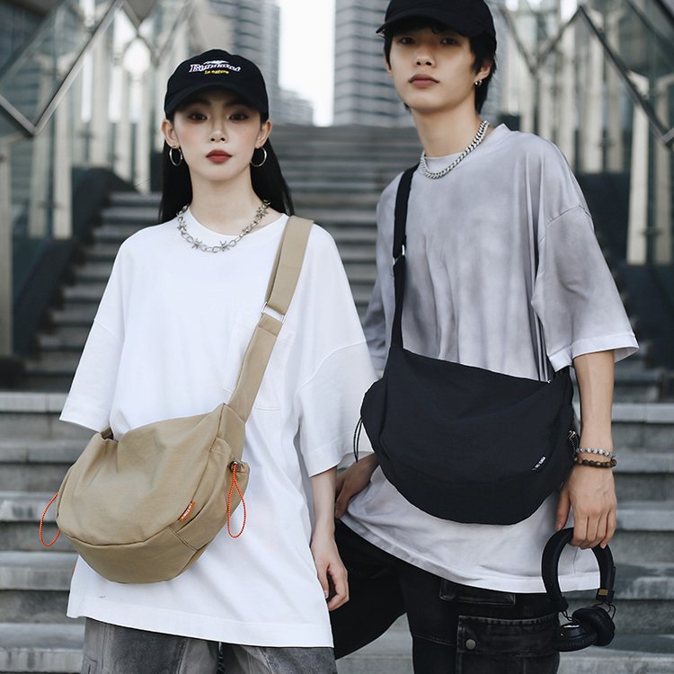 2024 새로운 간단한 패션 어깨 가방 만두 백 나일론 천 보그웨이 백 트렌디 한 멋진 여성 가방 크로스 바디 백