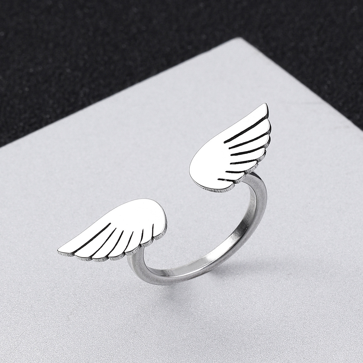 Nueva moda joyería de acero inoxidable alas de Ángel patrón de apertura ajustable creativo anillo de acero de titanio al por mayor