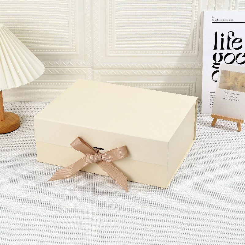 Caja de papel plegable simple transfronteriza en existencia, caja de regalo con tapa magnética abatible, personalizable con impresión de logotipo.