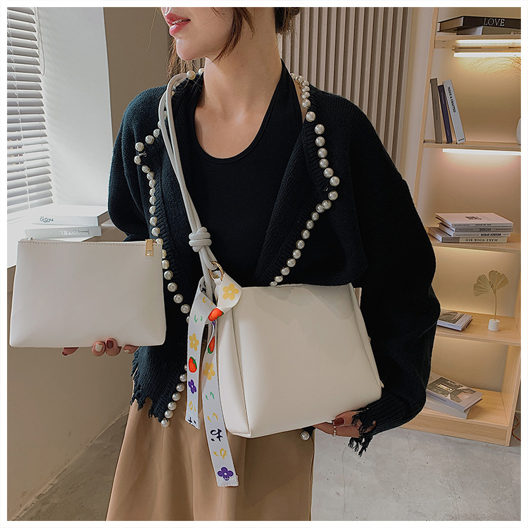 2021 New Solid Color Single Shoulder Messenger Handbags Fashion Texture Bucket Bag Korean Underarm Bag display picture 8