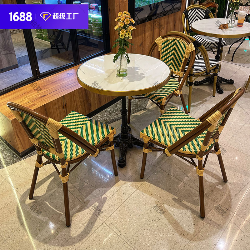 Sillas de caña al aire libre, cafetería francesa, dulces, ocio al aire libre, mesa redonda, balcón, mesa y sillas de té.